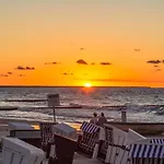 Moewe Mit Balkon, Ein Strandkorb Im Sommer Und 2 Fahrraeder