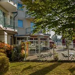 Moewe Mit Balkon, Ein Strandkorb Im Sommer Und 2 Fahrraeder * Цемпин