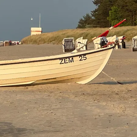 Moewe Mit Balkon, Ein Strandkorb Im Sommer Und 2 Fahrraeder * Zempin
