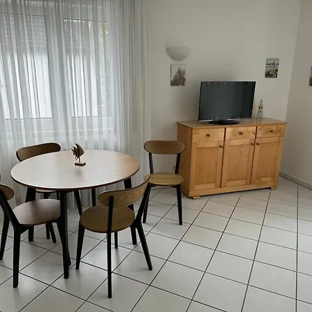 Ferienwohnung Moewe Mit Balkon Und Einem Strandkorb Im Sommer