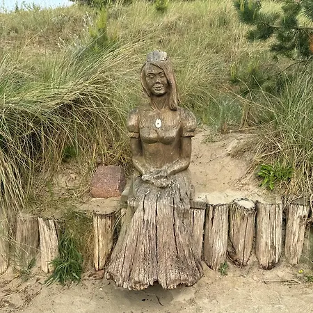 Moewe Mit Balkon, Ein Strandkorb Im Sommer Und 2 Fahrraeder