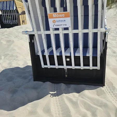 Moewe Mit Balkon, Ein Strandkorb Im Sommer Und 2 Fahrraeder * Zempin