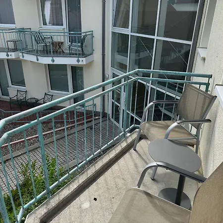 Ferienwohnung Moewe Mit Balkon Und Einem Strandkorb Im Sommer