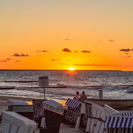Ferienwohnung Moewe Mit Balkon Und Einem Strandkorb Im Sommer