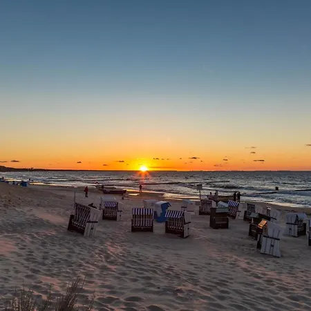 Ferienwohnung Moewe Mit Balkon Und Einem Strandkorb Im Sommer