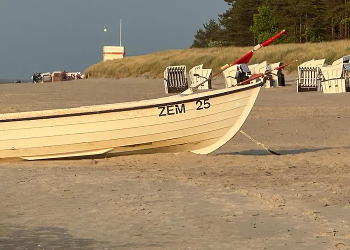 Moewe Mit Balkon, Ein Strandkorb Im Sommer Und 2 Fahrraeder * 泽姆平