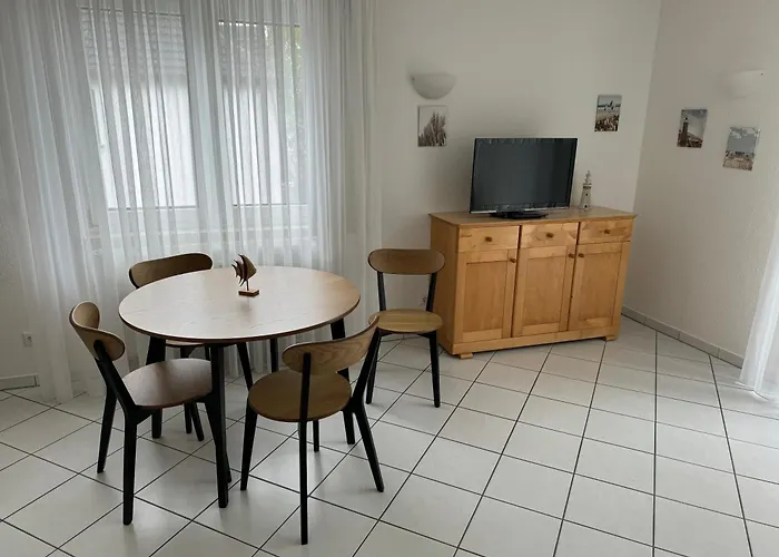 Moewe Mit Balkon, Ein Strandkorb Im Sommer Und 2 Fahrraeder