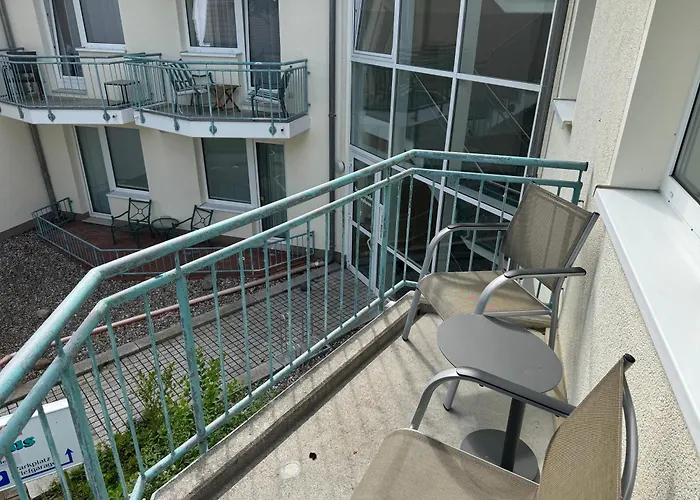 Moewe Mit Balkon, Ein Strandkorb Im Sommer Und 2 Fahrraeder