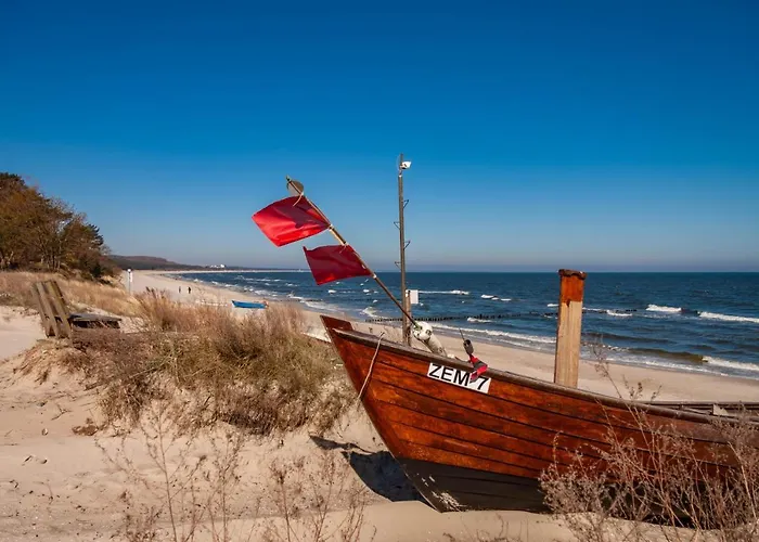 Moewe Mit Balkon, Ein Strandkorb Im Sommer Und 2 Fahrraeder *