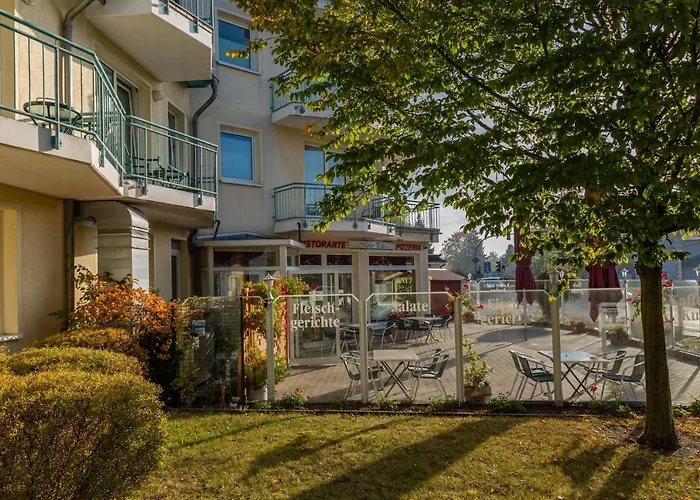 Moewe Mit Balkon, Ein Strandkorb Im Sommer Und 2 Fahrraeder * 泽姆平